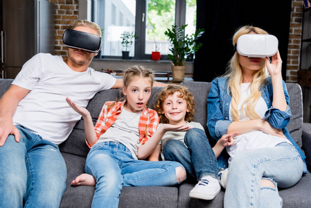 家庭在虚拟现实的耳机