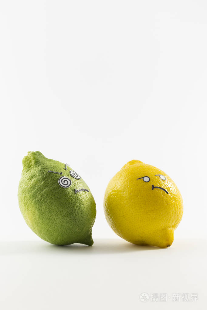 看新鲜的柠檬的酸味