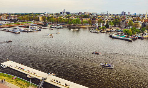 最著名的运河和阿姆斯特丹市在日落的大堤。传统的荷兰建筑与城市景观的一般视图