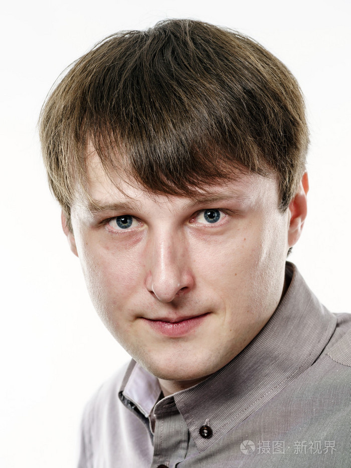 白种人的年轻人在白色的背景分离的肖像