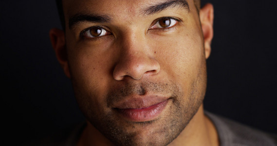 很帅的黑人看看相机照片