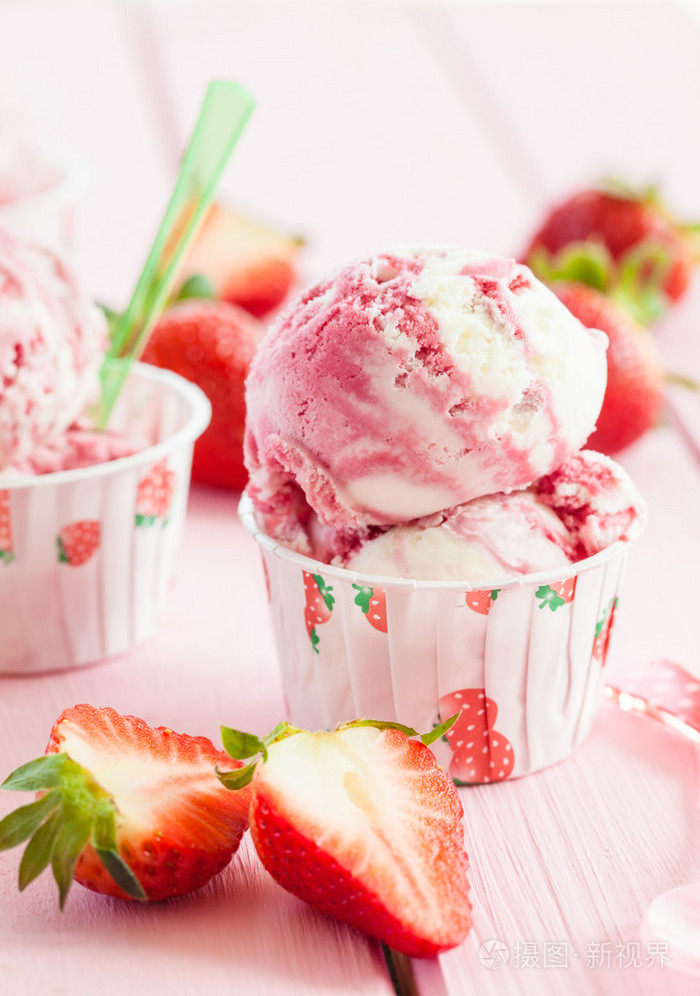 冰淇淋的新鲜草莓