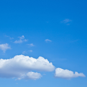 蓝蓝的天空背景上的白色的积云