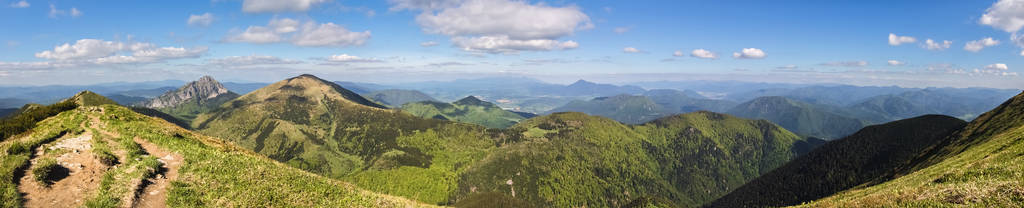 美丽的春天丘陵景观斯洛伐克小 Fatra 山