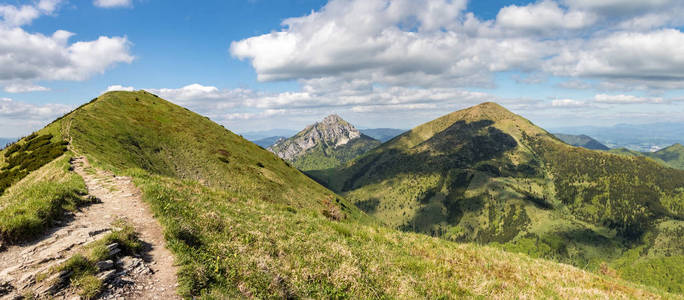 从春斯洛伐克小 Fatra 山国家 Pa 的全景视图