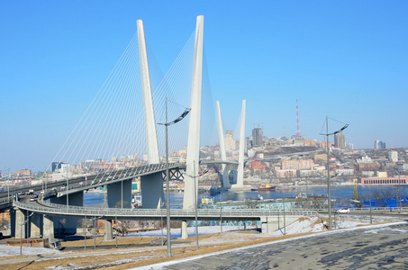 这座桥横跨金角湾在符拉迪沃斯托克 海参崴 视图