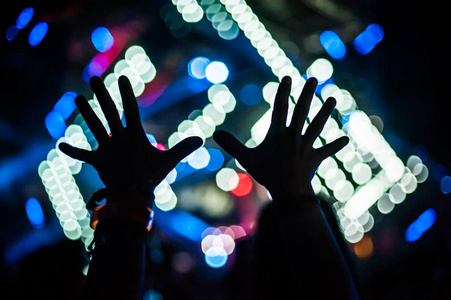 举的手和胳膊在音乐会春节联欢晚会的剪影