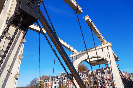 在阿姆斯特丹，荷兰传统吊桥