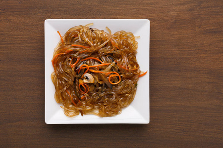 亚洲食品在仿古木制背景，顶视图在一个碗里