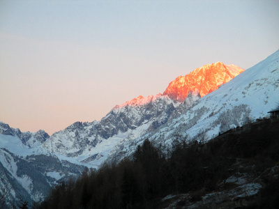 阿尔卑斯山雪冬季日出全景查看勃朗峰