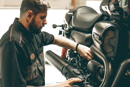 专业自行车修理工检查油在摩托车的水平