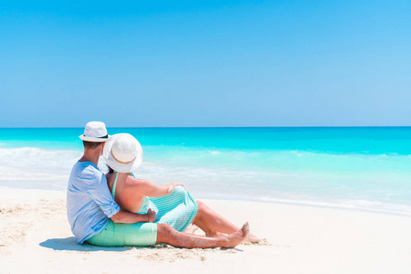 小两口在暑假期间在白色的沙滩上。幸福的情侣享受蜜月