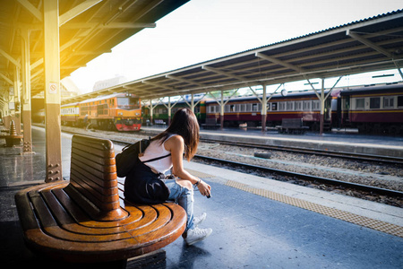 在火车站等待男友的女人.有吸引力的 tra照片