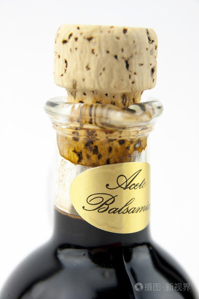 白色背景上孤立的传统意大利香醋