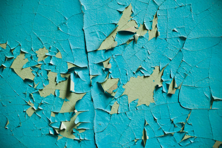 破解与旧颜料涂层的被遗弃的房子的墙