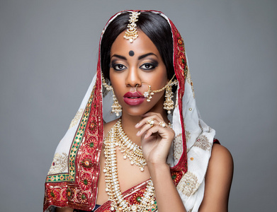 充满异国情调的印度新娘为婚礼盛装打扮