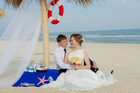年轻的新娘和新郎在海滩上