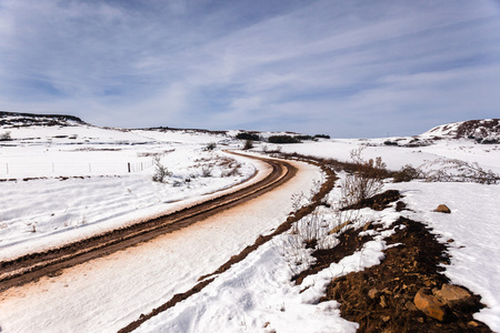 泥土路轨道雪山图片