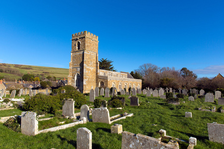 Swannery 亚热带园林和历史性的石头建筑，在侏罗纪海岸闻名的村庄 Abbotsbury 圣尼古拉斯教堂多塞特郡英国