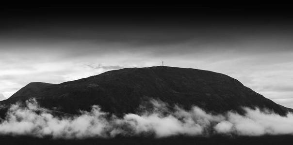 水平的黑色和白色山地景观 cloudscape ba