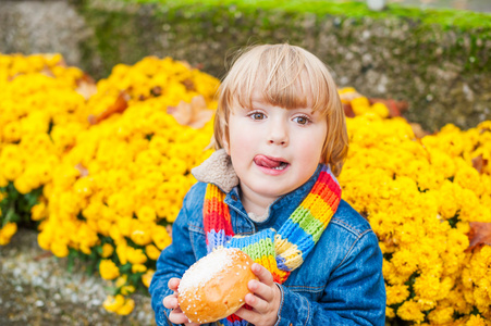 室外肖像的可爱小孩男孩穿着彩色围巾