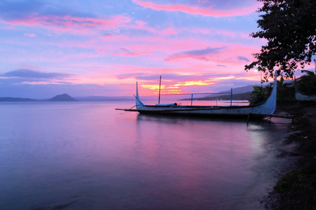 在前面的，菲律宾塔尔湖上划船