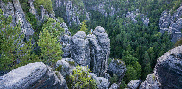 对砂岩岩石景观撒克逊瑞士登山者