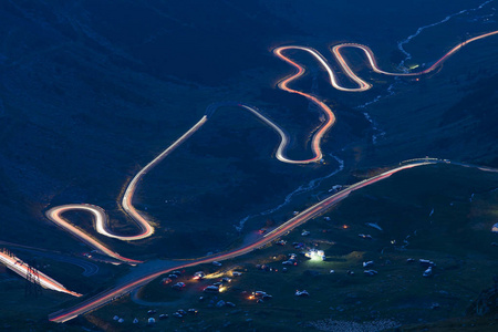 到了晚上，在 Transfagarasan 山公路上，罗马尼亚交通弯曲和千山路