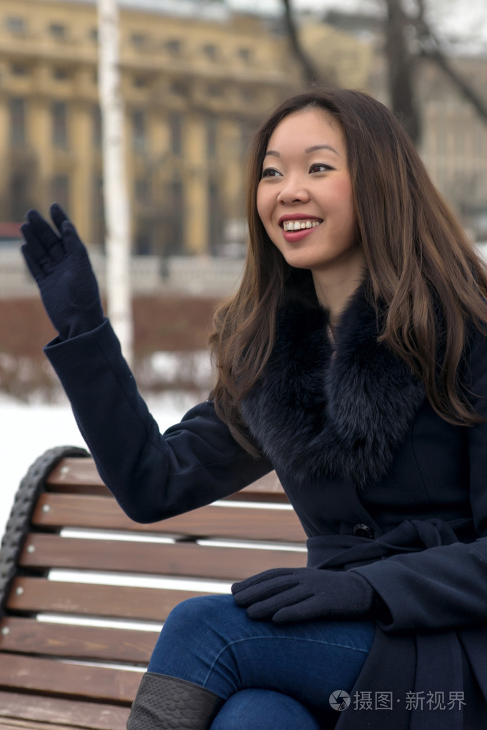 幸福的亚洲女人气的招手他的手