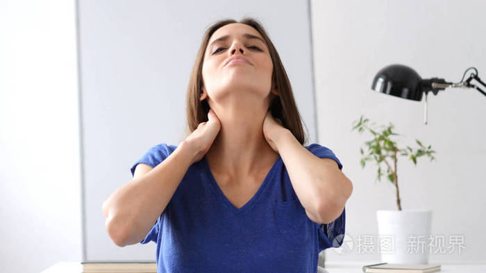 颈部疼痛,疲惫的女子,与工作量