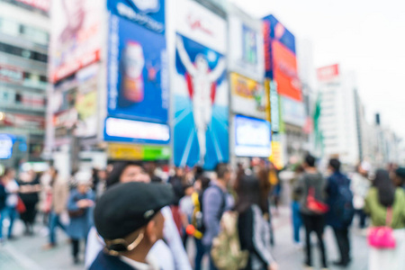 摘要模糊在大阪街市场拥挤的人群