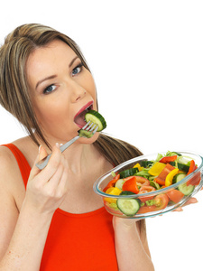 年轻女人吃一份新鲜田园沙拉