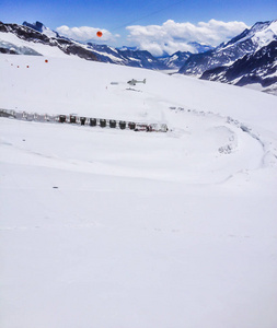 令人惊叹的美丽全景的白雪皑皑 Bernese 阿尔卑斯山景观在少女峰地区，伯尔尼高地，瑞士，欧洲之颠