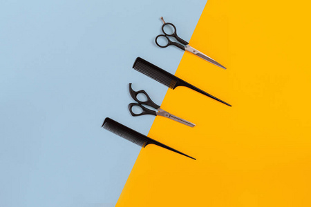 严肃的全音阶的长音阶第四音手里捧着美发工具黑色背景的美发工具与