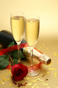 香槟及红玫瑰的眼镜
