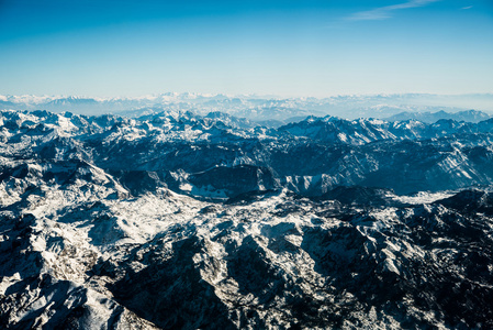 Montenegrian 山与雪