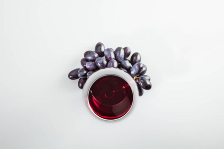 玻璃和葡萄中的红酒