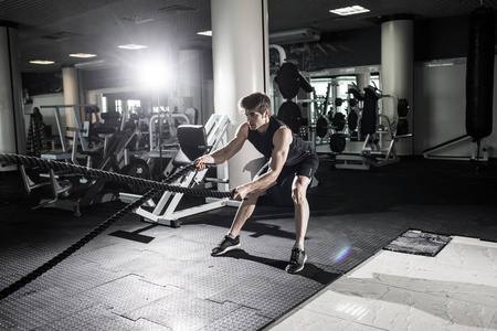 在健身房中运动量来找到练习照片