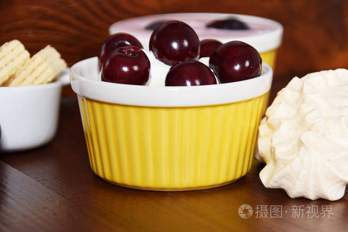 蛋糕和碗与甜奶油樱桃