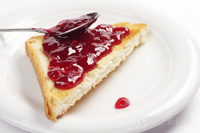 覆盆子果酱的吐司面包