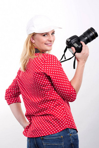 她的相机，在白色的漂亮金发女人摄影师
