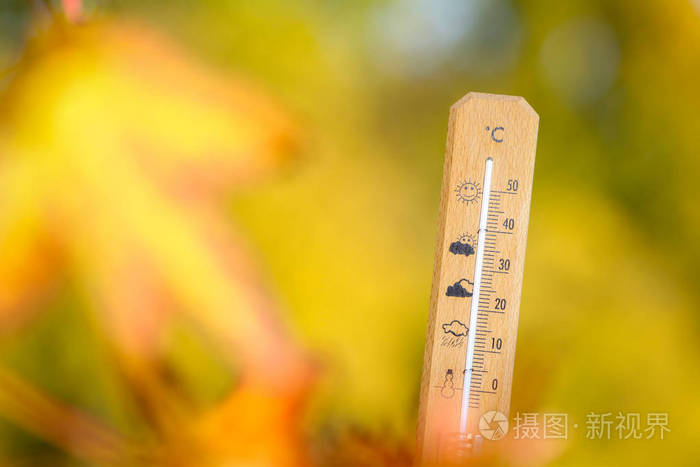 在秋天用水银温度计显示天气好