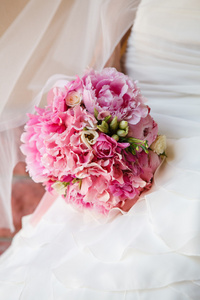 美丽的婚礼花束与粉红牡丹