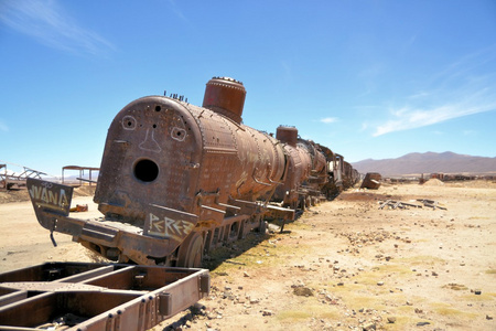 生锈的蒸汽机车，列车在玻利维亚公墓