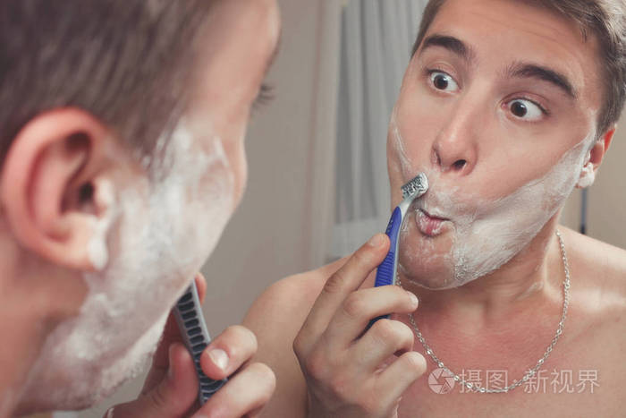 男人刮胡子的他的胡子