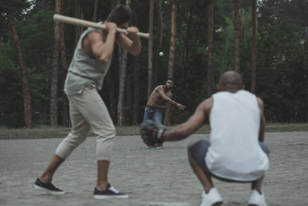 多族裔男子打棒球