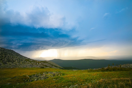 挪威多云的多雨山脉和峡湾,罗马尼亚多雨山区景观罗马