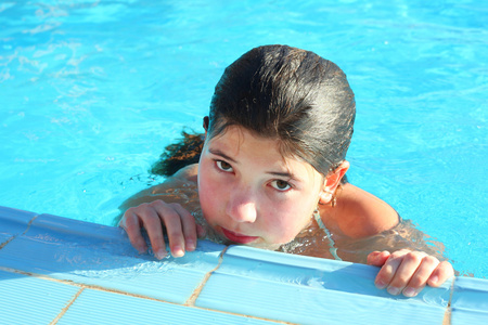 打开青春期前青春期前漂亮的女孩,在埃及的露天游泳池里照片