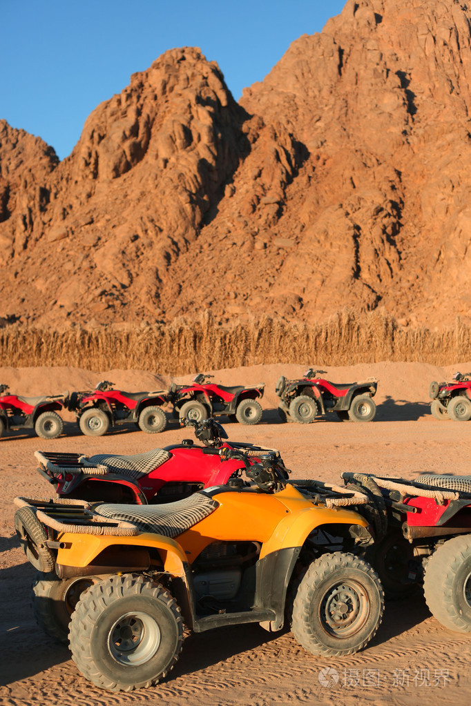 四轮摩托徒步旅行到埃及的沙漠