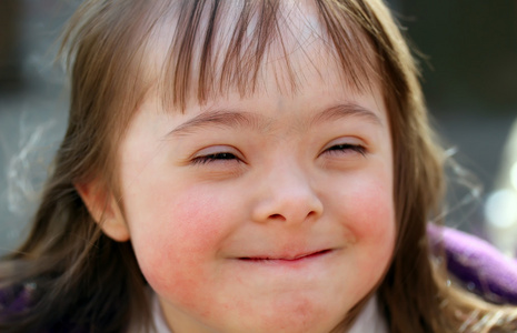 年轻美丽的女孩在公园里微笑的肖像
